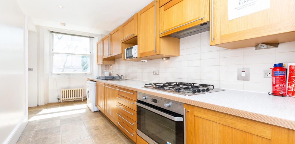 			SPACIOUS 3 BED TWO BATH IN BLOOMSBURY!, 3 Bedroom, 1 bath, 1 reception Flat			 Bloomsbury Place , BLOOMSBURY / RUSSELL SQUARE